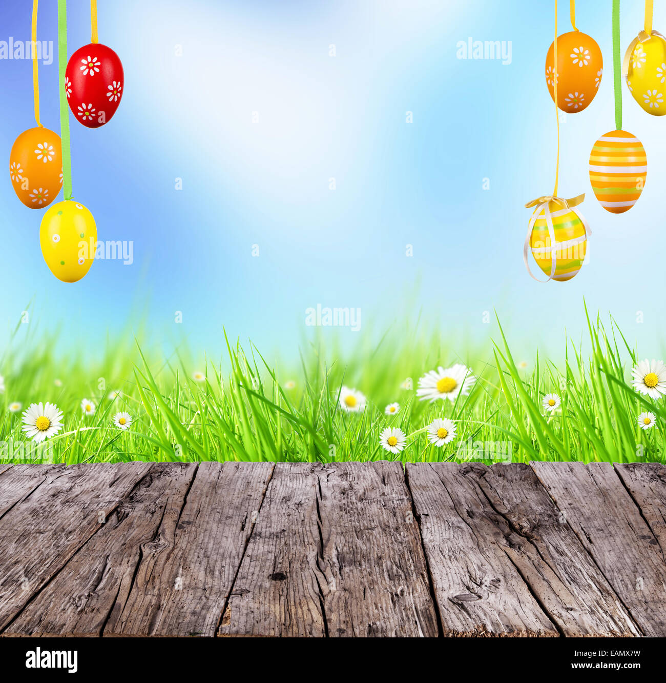 Concept de Pâques avec des oeufs colorés et des planches en bois Banque D'Images