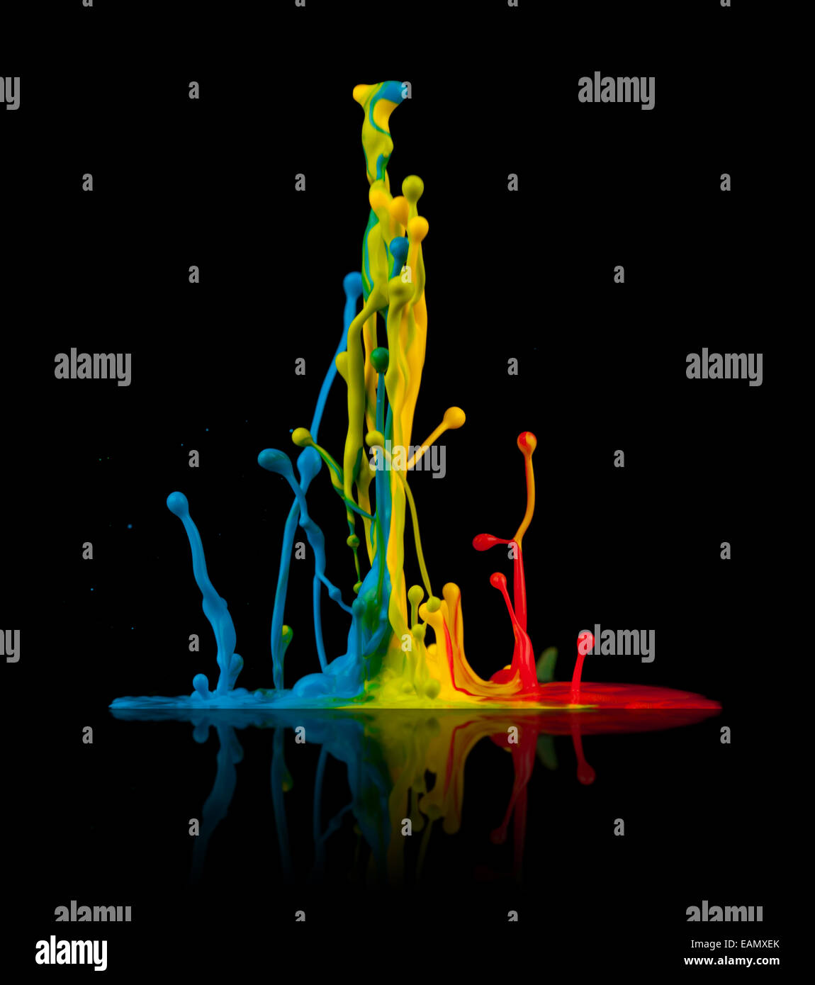 Super macro shot d'éclaboussures de peinture de couleur 'Dancing' sur les ondes sonores, isolé sur fond noir Banque D'Images