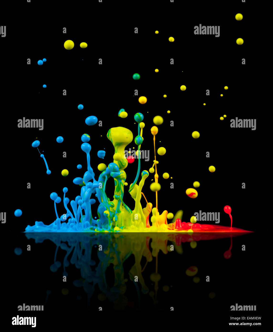 Super macro shot d'éclaboussures de peinture de couleur 'Dancing' sur les ondes sonores, isolé sur fond noir Banque D'Images