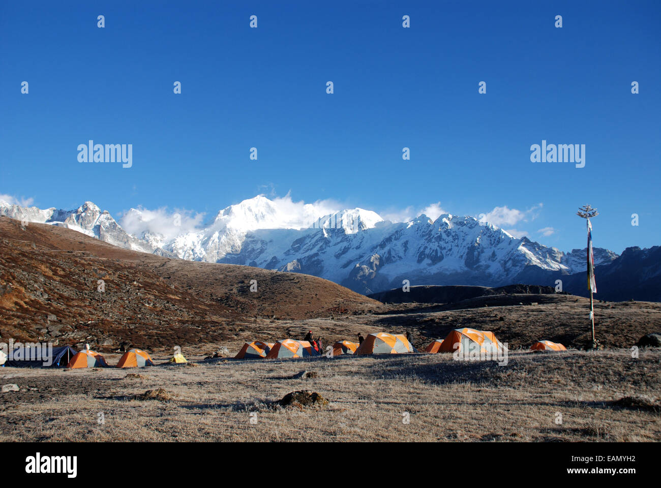 Les hauts sommets de l'Himalaya indien s'élèvent au-dessus des tentes de camping à un yangseb les randonneurs au Sikkim Banque D'Images