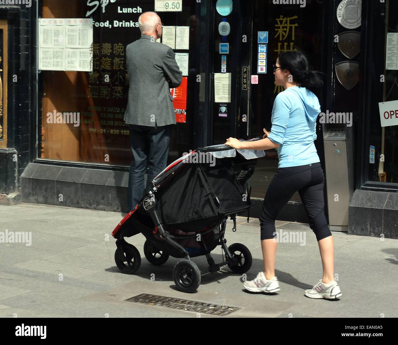 Andrea Corr repéré en poussant sa fille Jean & baby boy Brett dans un  double-buggy en dehors de la Gaiety Theatre le jour avant son 40e  anniversaire... Avec : Andrea Corr,Jean Brett
