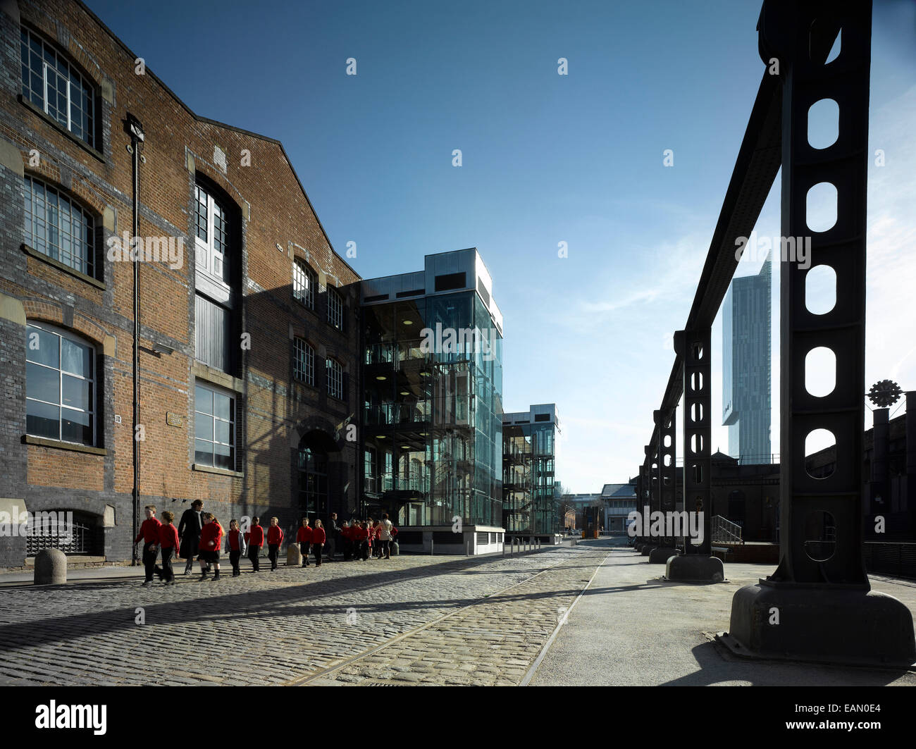 Partie de l'école des enfants visiter le musée de la science et de l'industrie de Manchester, MOSI, installé dans l'ancienne gare routière de Liverpool, Manchester, UK Banque D'Images