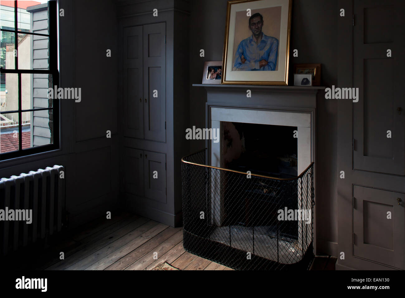 Ouvrir le feu avec son surround simple dans maison de ville de style géorgien, Whitechapel, Londres Banque D'Images