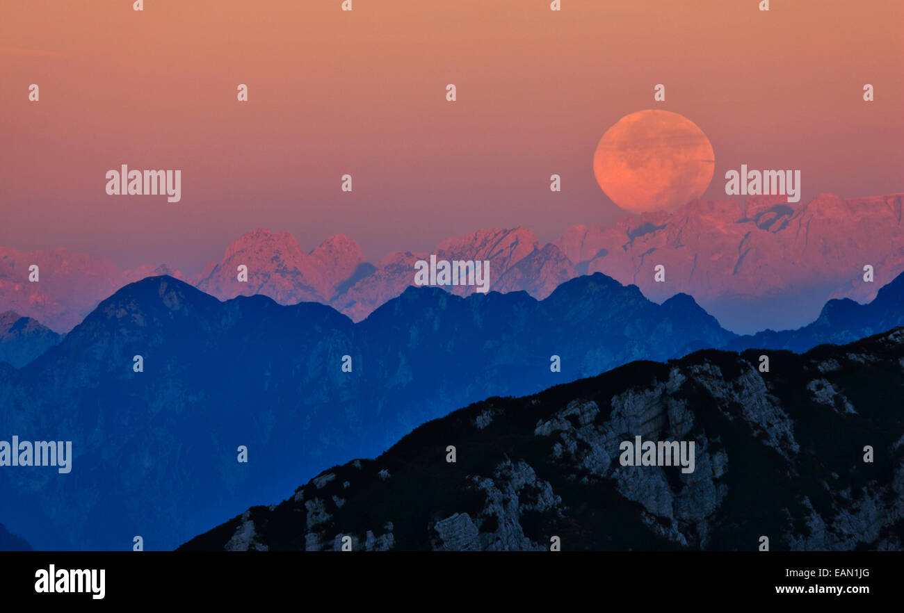 Grande lune sur les sommets en Italie. Banque D'Images