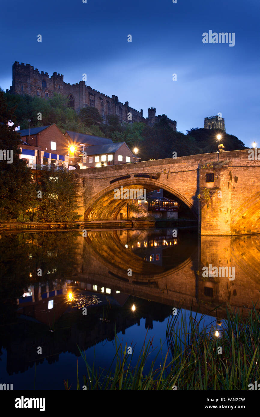 Château de Durham et de la cathédrale au-dessus de Framwellgate Bridge at Dusk Durham County Durham Angleterre Banque D'Images