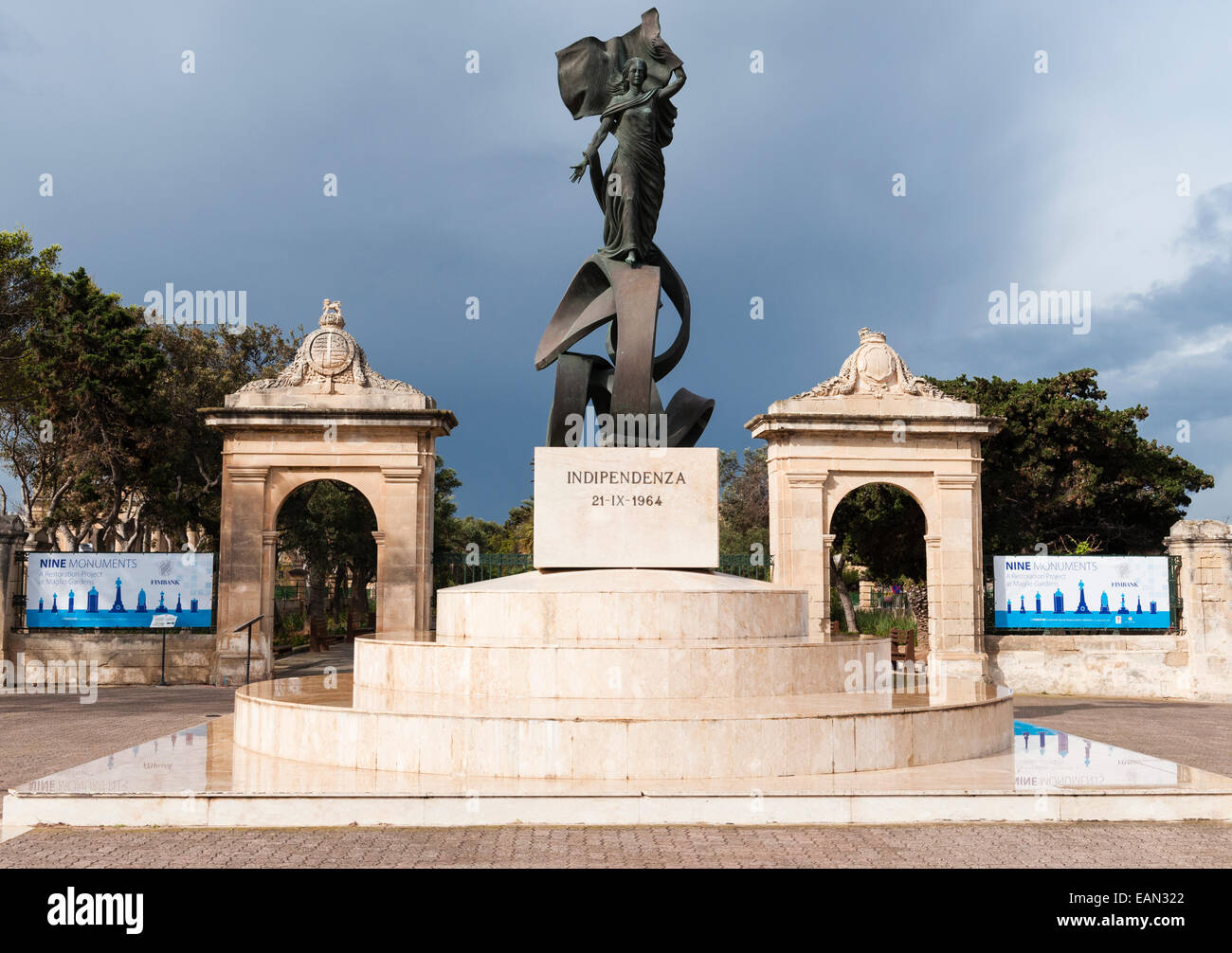 Le Monument de l'indépendance dans les Jardins de Maglio, Floriana, Malte. Il a été érigé en 1989 pour marquer le 25e anniversaire de l'indépendance de Malte en 1964 Banque D'Images