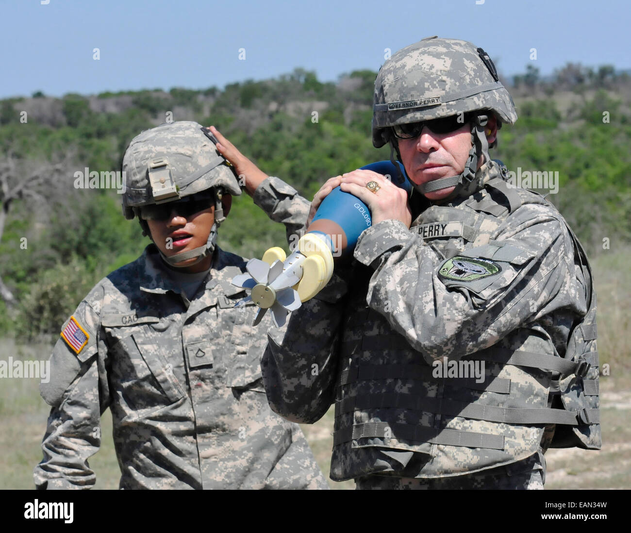 Le gouverneur du Texas, Rick Perry, droite, supervisé par la FPC. Cao Duc, dans l'exploitation de mortier lors de sa visite à la Division scolaire de mortier Mortier Curry à éventail 5 août 2013 à Fort Hood, Texas. Banque D'Images