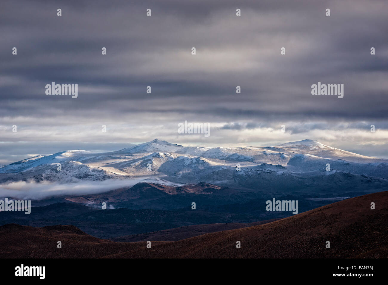 Tuscan Hills avec de la neige fraîche de Virgina Route des lacs au-dessus de Conway, Sommet de la Sierra Nevada, en Californie. Banque D'Images