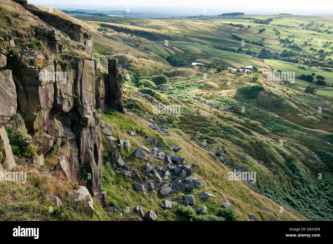 Coombes Tor, un éperon sur Coombes edge in Charlesworth près de Glossop, Derbyshire. Vue sur le paysage et les champs. Banque D'Images