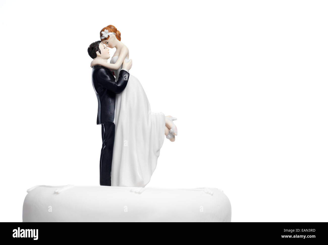 Mariée et le marié sur un gâteau de mariage Banque D'Images