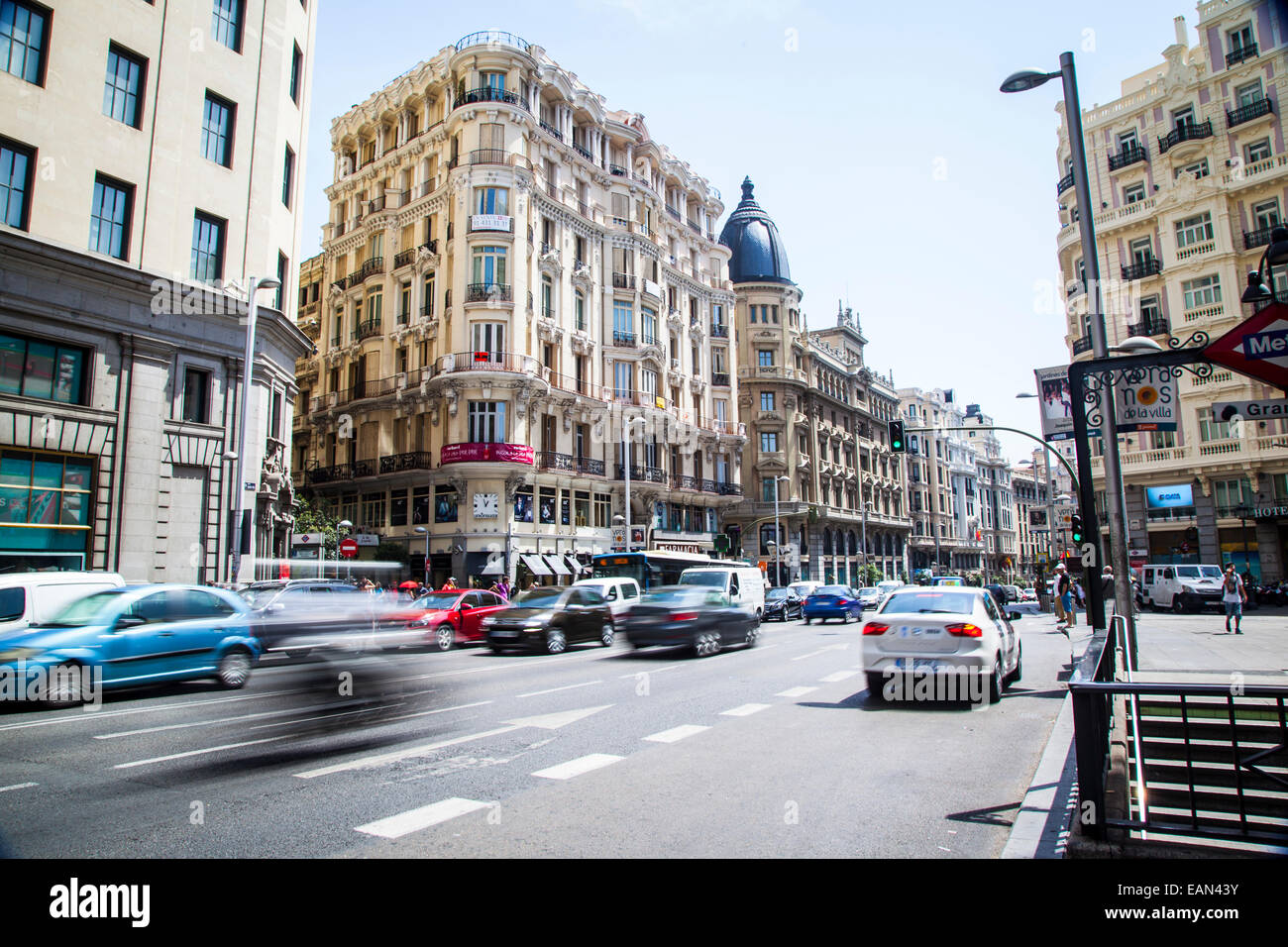 Vue sur la Gran Via, principale rue commerçante de Madrid Banque D'Images