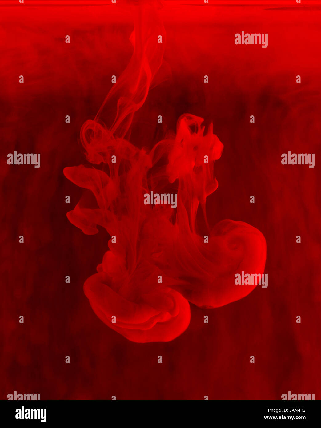 L'encre rouge dans l'eau Banque D'Images