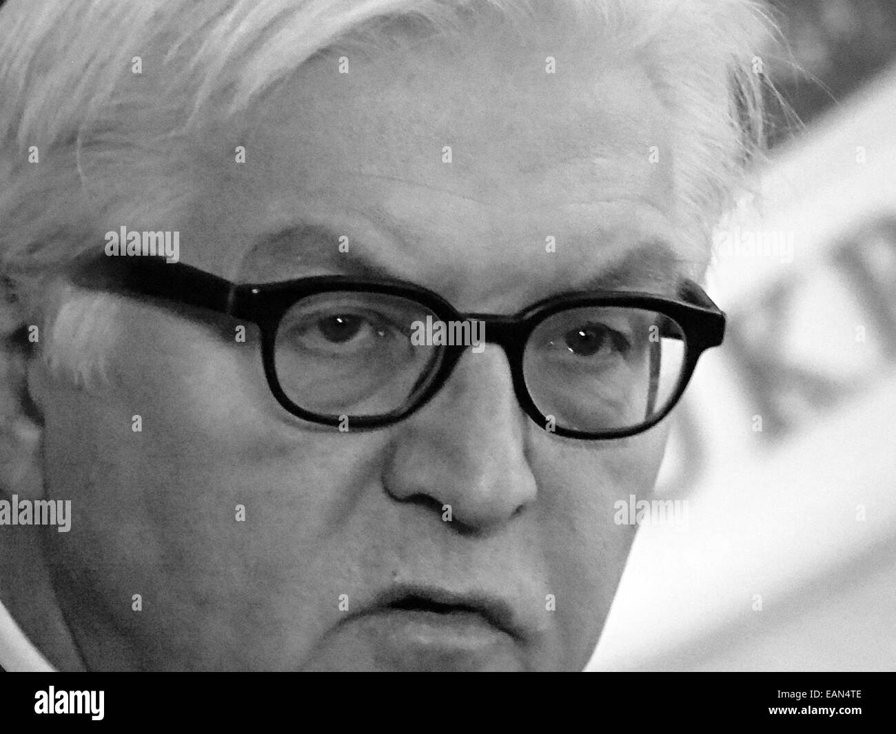 18 novembre 2014 - Le ministre allemand des affaires étrangères, Frank-Walter Steinmeier. -- Le ministre allemand des affaires étrangères, a déclaré que l'accord de Minsk ne sont pas réunies.En particulier, il a dit : ''La situation est tendue dans l'Est de l'Ukraine dans un délai de trois mois a augmenté. Nous avons été très heureux que, après une phase de calme à Minsk, qui est légèrement diminué, combats qui a baissé et le nombre de décès par jour, mais maintenant de nouveau venu dans une situation où nous devons faire tout notre possible pour contenir la situation et revenir à l'état qu'elle était avant, mais il devrait être la base sur laquelle nous pouvons toujours voir et nous avons besoin pour mener o Banque D'Images