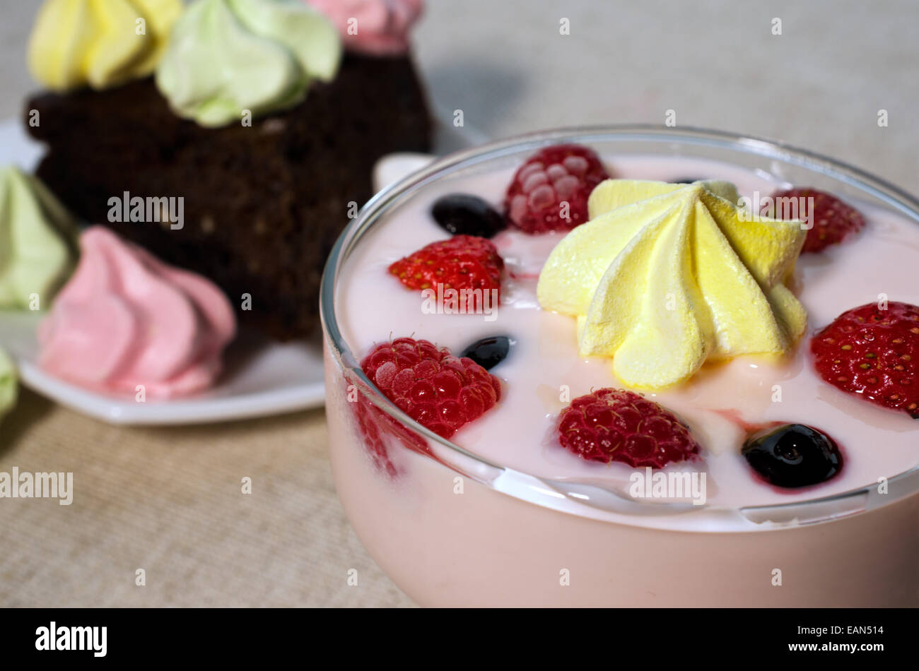 Crème au Chocolat gâteau décoré avec Banque D'Images