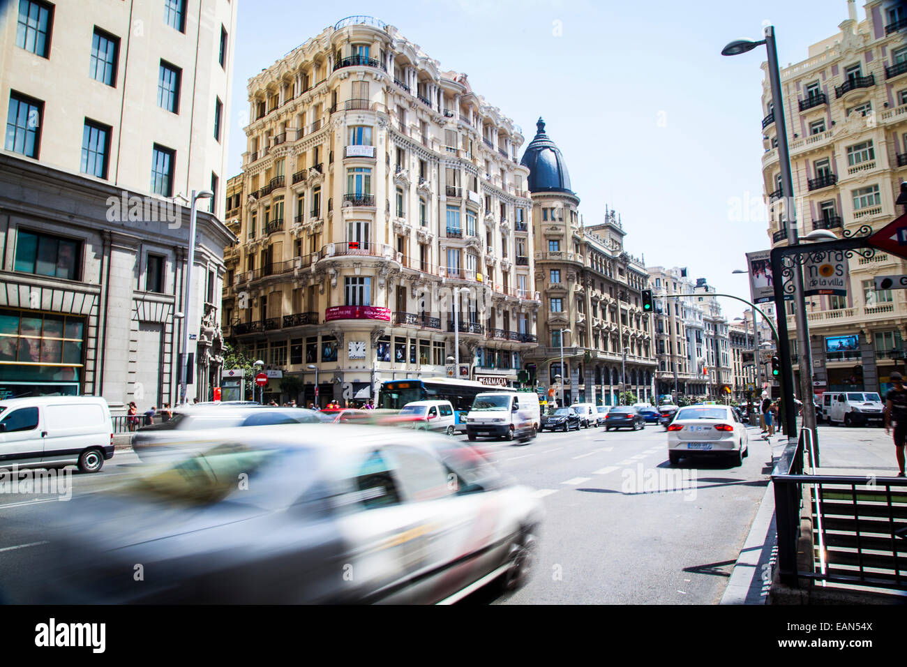 Vue sur la Gran Via, principale rue commerçante de Madrid Banque D'Images