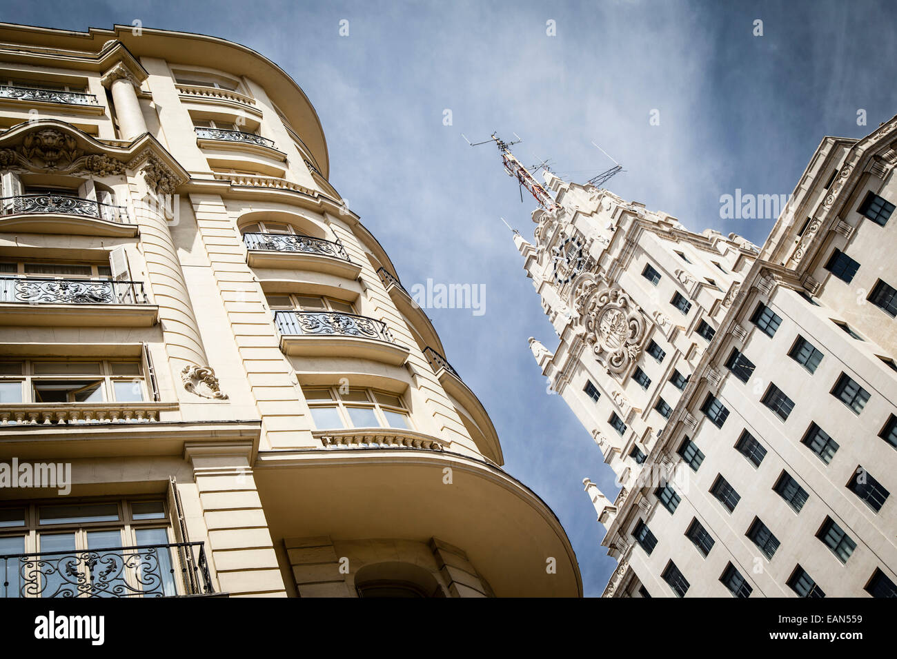 Vue sur la Gran Via, principale rue commerçante de Madrid Banque D'Images