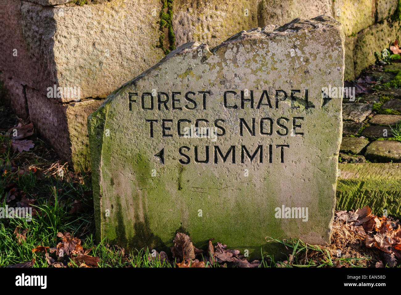 Signe de la direction de la pierre au nez Teggs Country Park au bord du Peak District, UK Banque D'Images