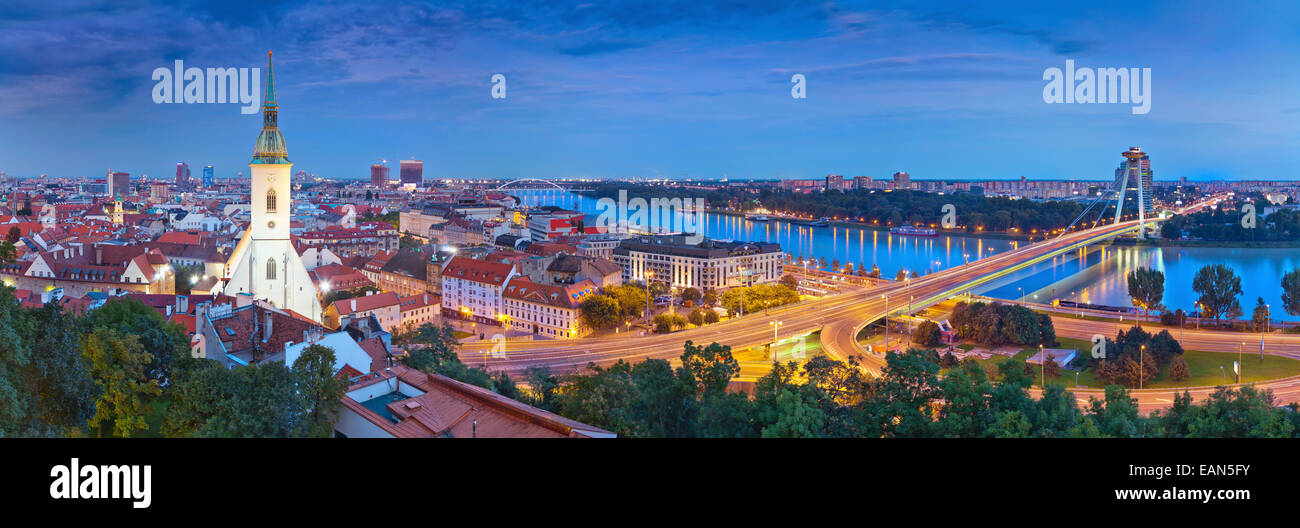 Image panoramique de Bratislava, capitale de la République slovaque. Banque D'Images