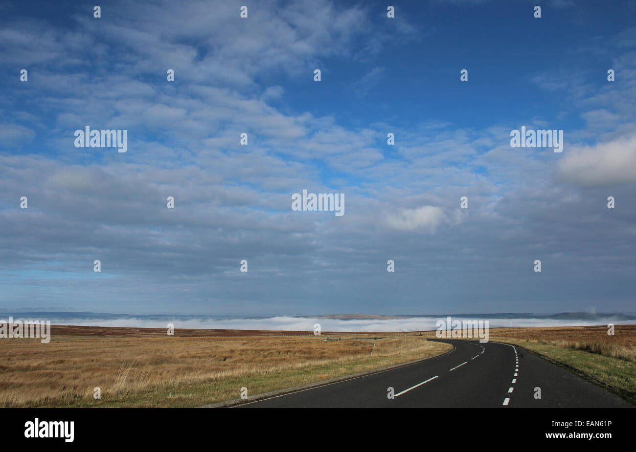 Moorland road et inversion de température Banque D'Images
