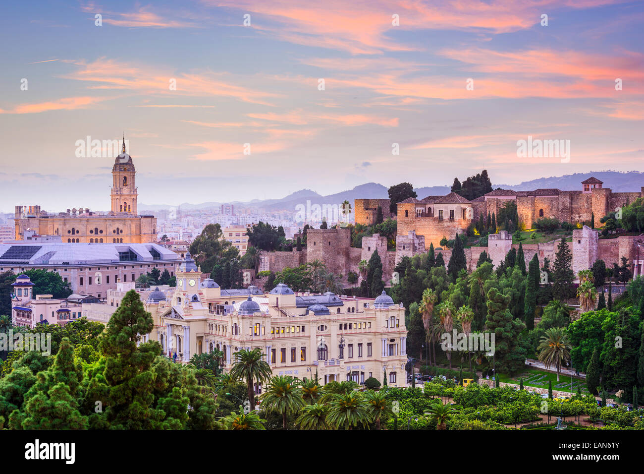 Malaga, Espagne cityscape à la Cathédrale, l'Hôtel de ville et citadelle Alcazaba de Málaga. Banque D'Images