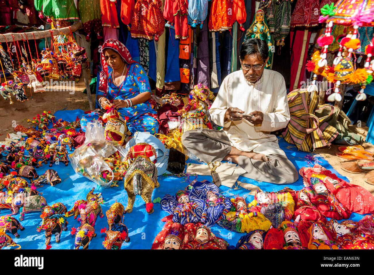 Bouilloire, marionnettes, marché aux puces d'Anjuna, Inde Banque D'Images