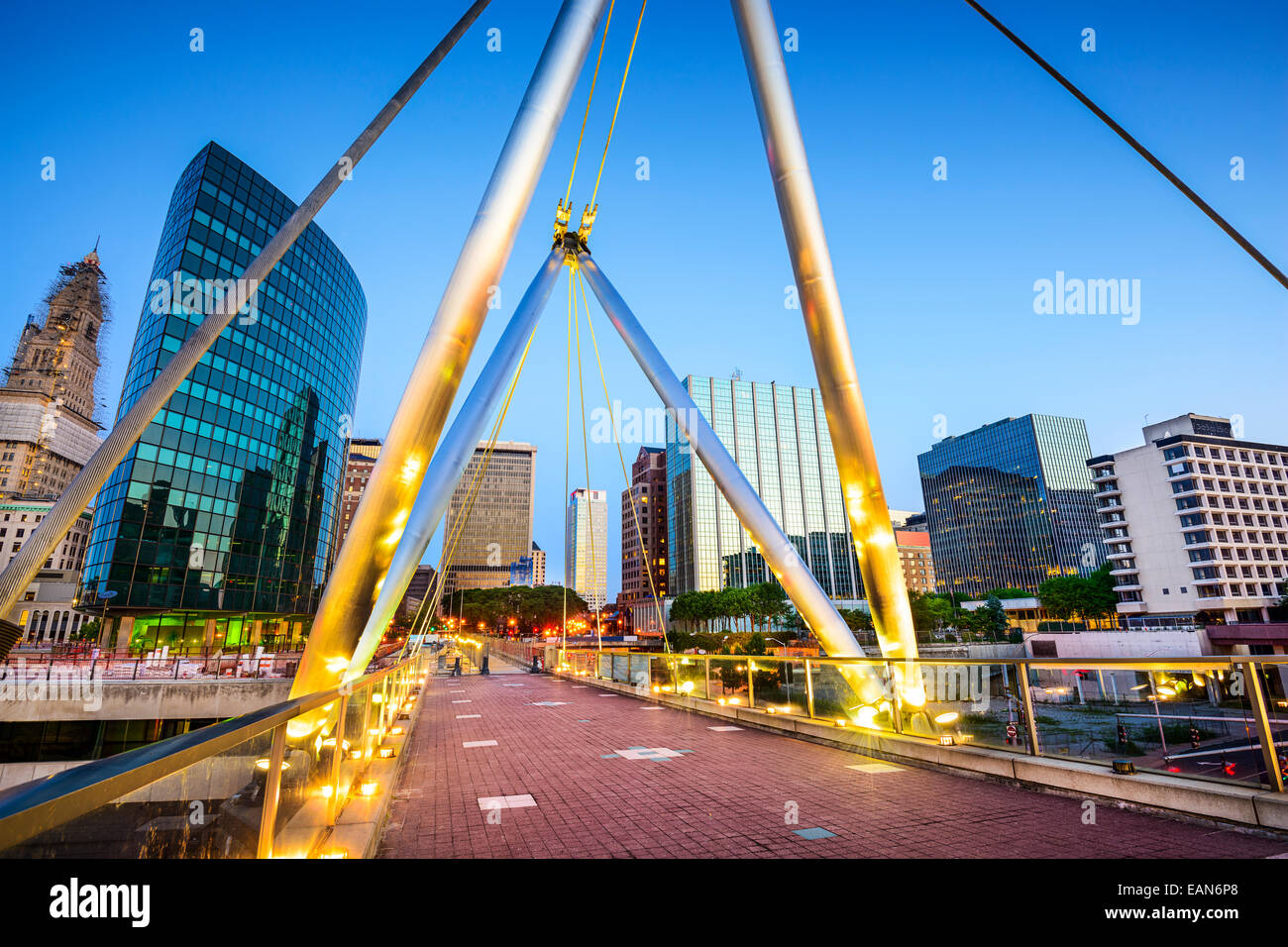 Hartford, Connecticut, USA skyline at Founders Bridge. Banque D'Images