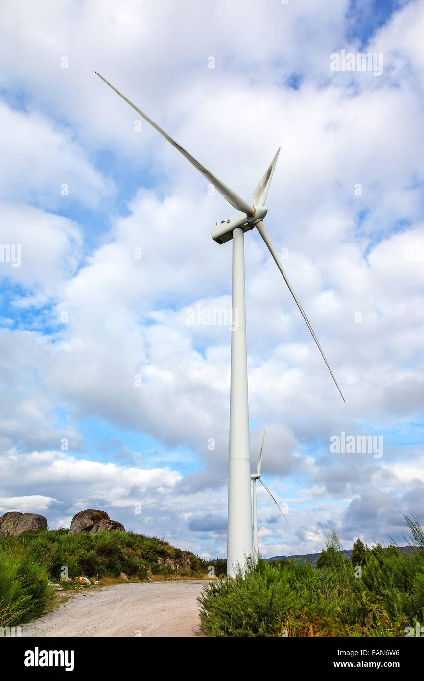 Aérogénérateur au sommet d'une colline pour la production d'énergie propre et renouvelable en Terras Altas de Fafe, Portugal Banque D'Images