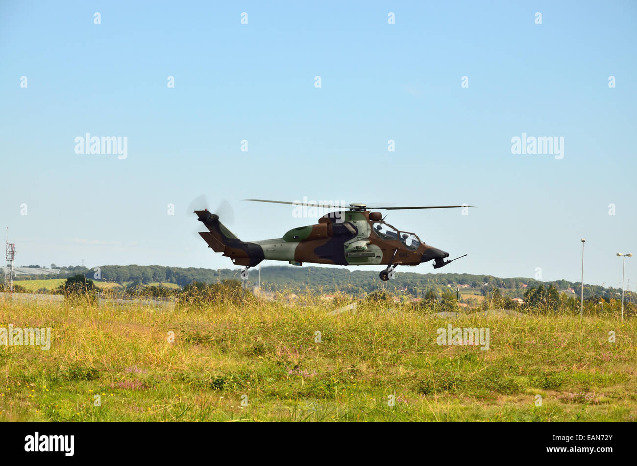 Hélicoptère militaire sur le sol Banque D'Images