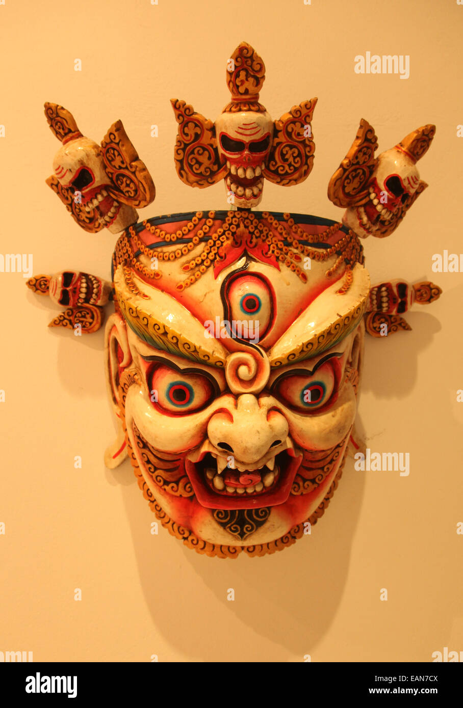 Masque de Mahakala tibétain avec cinq crânes Banque D'Images