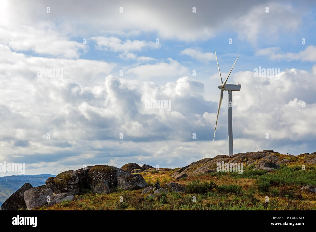 Aérogénérateur au sommet d'une colline pour la production d'énergie propre et renouvelable en Terras Altas de Fafe, Portugal Banque D'Images