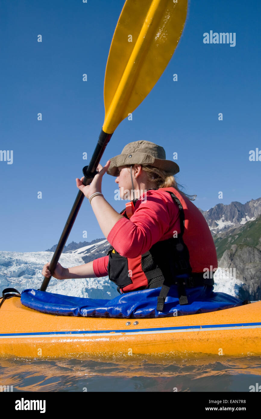 Close Up of Sea Kayaker Near Aialik, Glacier dans le sud de l'Alaska au cours de l'été Banque D'Images