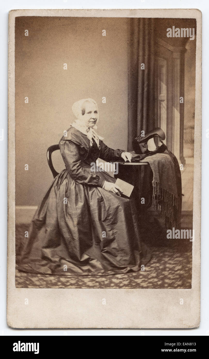 Victorian, sur carton, portrait d'une femme. Prise par un photographe inconnu, vers 1865 Banque D'Images