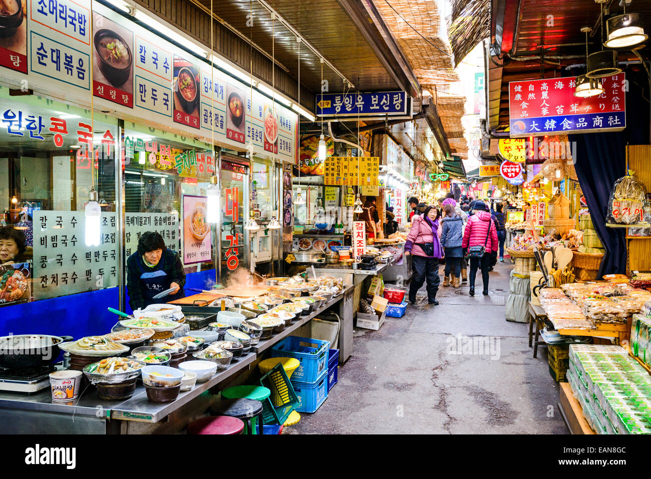 Les consommateurs passent par le marché de Dongdaemun. Le marché est une populaire destination touristique et commercial. Banque D'Images