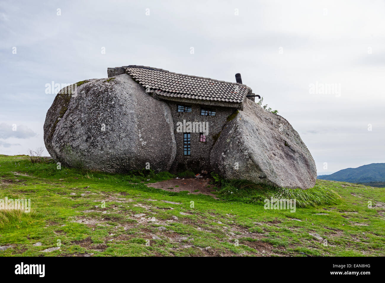 Casa do Penedo, une maison construite entre d'énormes rochers. Considéré comme un des plus étranges de maisons dans le monde. Nazaré, Portugal. blocs de pierre unique étrange Banque D'Images