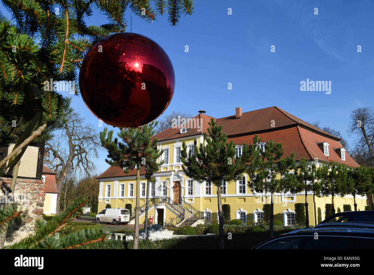 Doebbelin, Allemagne. 17 novembre, 2014. Le parc est déjà décorée pour Noël au manoir dans Doebbelin, Allemagne, 17 novembre 2014. Plus de 10 000 articles de Noël sont disponibles à la vente à 'Weihnachtswlt de Bismarck, ' ouvert toute l'année. Le manoir, où l'on trouve aussi un café avec des gâteaux, à la famille depuis 9 générations. Alexander von Bismarck, petit-neveu du chancelier Otto von Bismarck, le manoir rénové en 1999. Photo : Jens Kalaene/dpa/Alamy Live News Banque D'Images