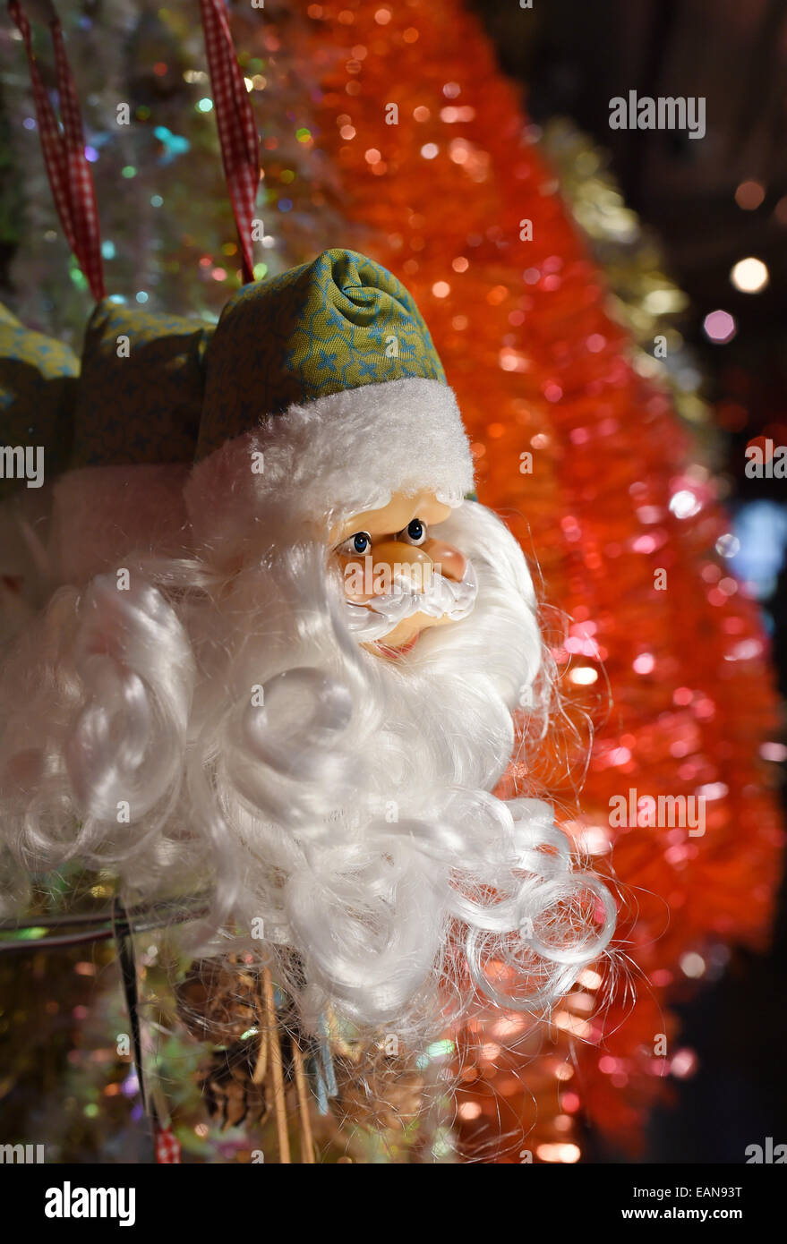 Doebbelin, Allemagne. 17 novembre, 2014. Ornements de Noël dans la salle de vente à 'Bismarck, Weihnachtswelt ' ouvert toute l'année dans le sous-sol du manoir dans Doebbelin, Allemagne, 17 novembre 2014. Plus de 10 000 articles de Noël sont en vente ici. Le manoir, où l'on trouve aussi un café avec des gâteaux, à la famille depuis 9 générations. Alexander von Bismarck, petit-neveu du chancelier Otto von Bismarck, le manoir rénové en 1999. Photo : Jens Kalaene/dpa/Alamy Live News Banque D'Images