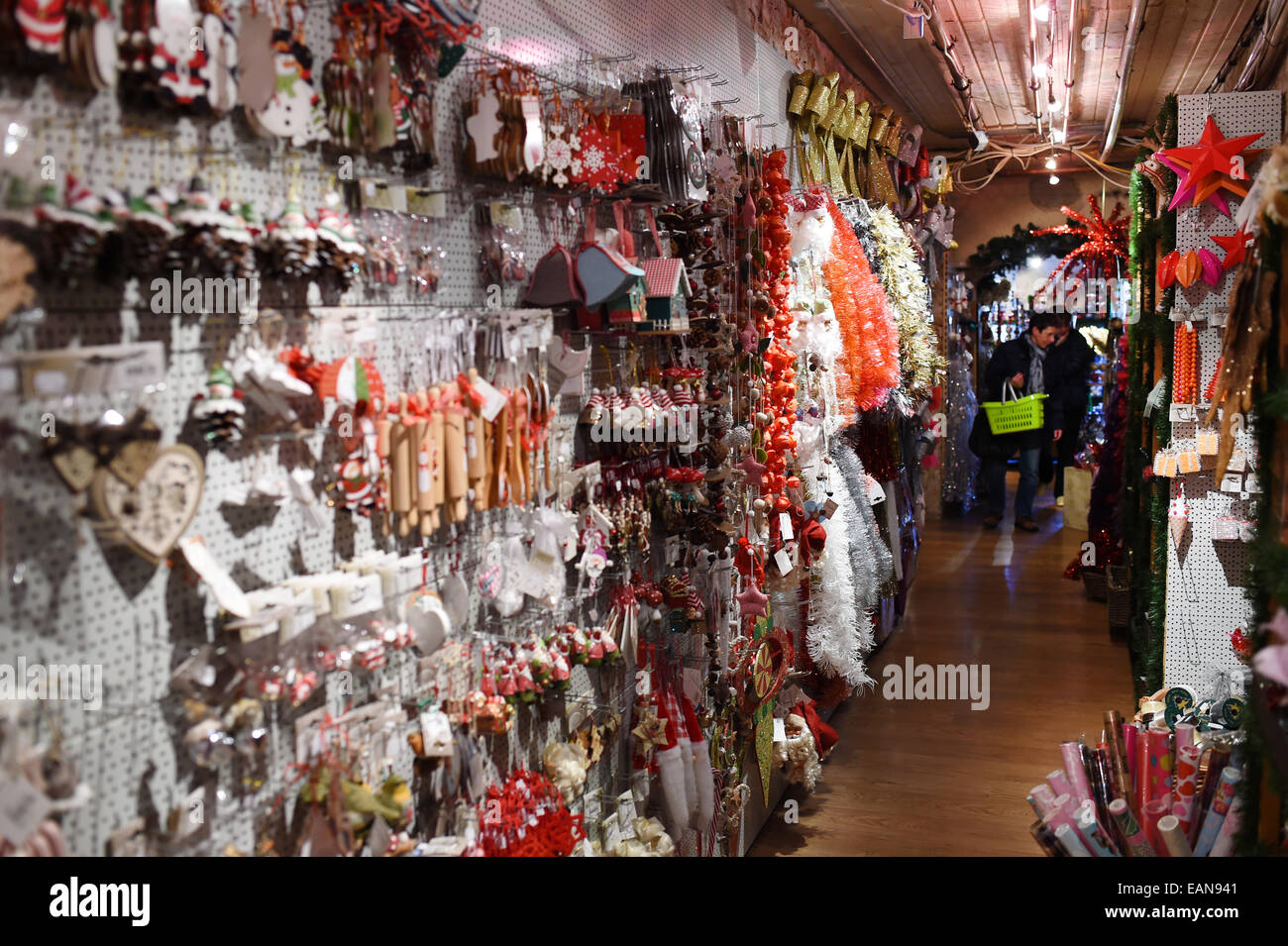 Doebbelin, Allemagne. 17 novembre, 2014. Ornements de Noël dans la salle de vente à 'Bismarck, Weihnachtswelt ' ouvert toute l'année dans le sous-sol du manoir dans Doebbelin, Allemagne, 17 novembre 2014. Plus de 10 000 articles de Noël sont en vente ici. Le manoir, où l'on trouve aussi un café avec des gâteaux, à la famille depuis 9 générations. Alexander von Bismarck, petit-neveu du chancelier Otto von Bismarck, le manoir rénové en 1999. Photo : Jens Kalaene/dpa/Alamy Live News Banque D'Images