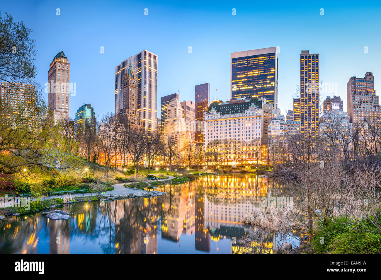 La ville de New York, USA Manhattan cityscape à partir de la lagune dans Central Park. Banque D'Images