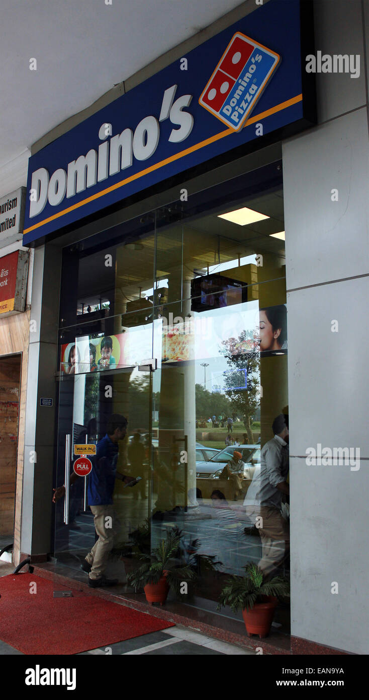 Dominis, pizza, food, restauration rapide, de chaînes, de verre, de l'ail pain à New Delhi, en Inde. Banque D'Images