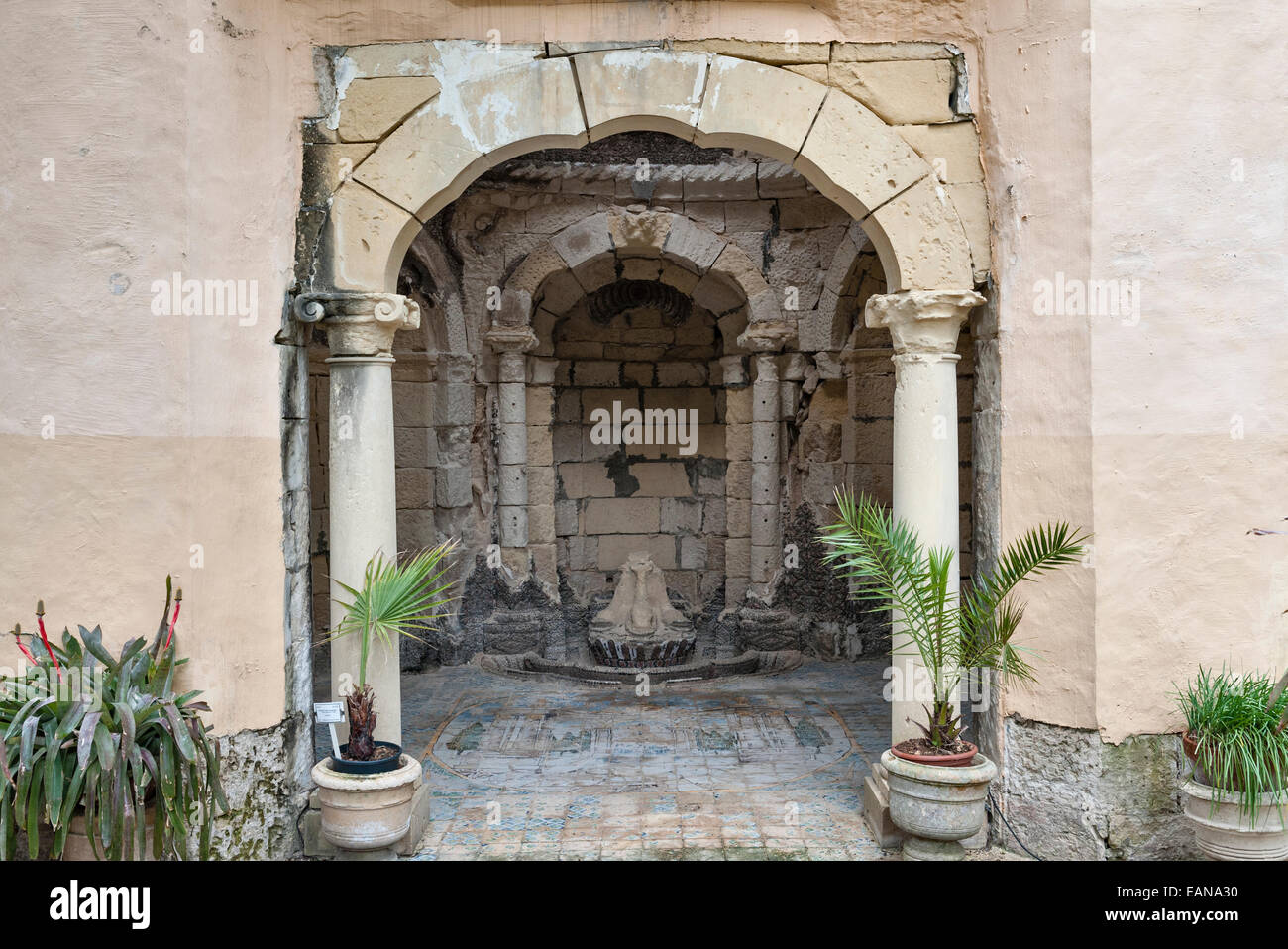 Une grotte dans les jardins botaniques Argotti, Floriana, Malte, fondée en 1805 Banque D'Images