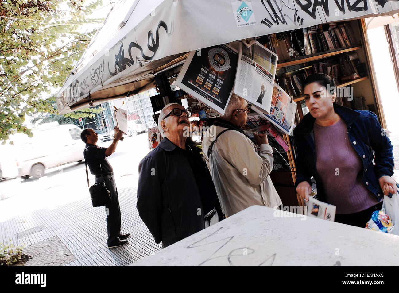 Les gens lisent des journaux pendus à partir d'un kiosque dans le nord de la ville grecque de Thessalonique Banque D'Images