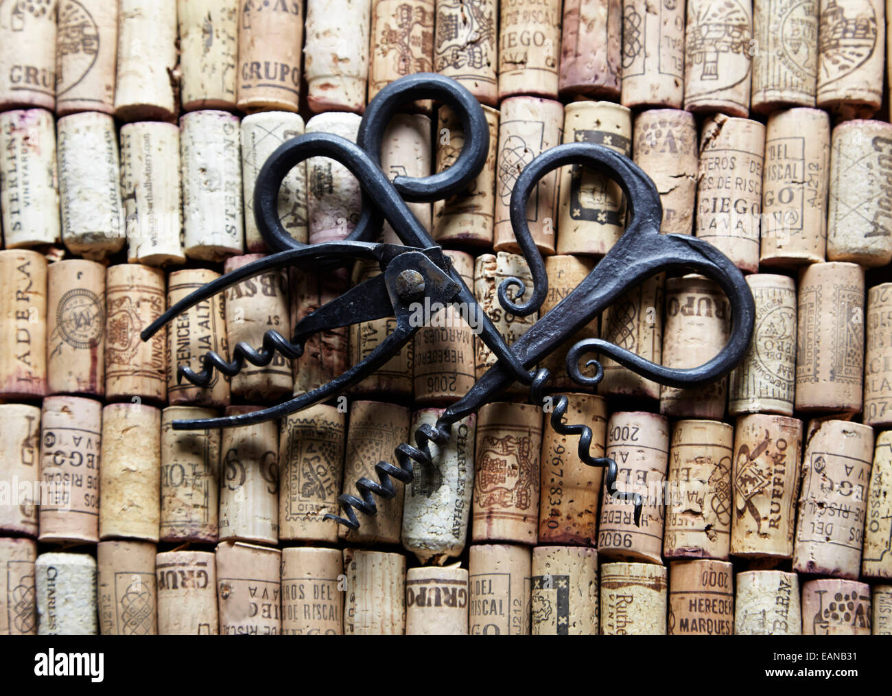 Vin antique 3 ouvreurs sur lit de wine corks Banque D'Images