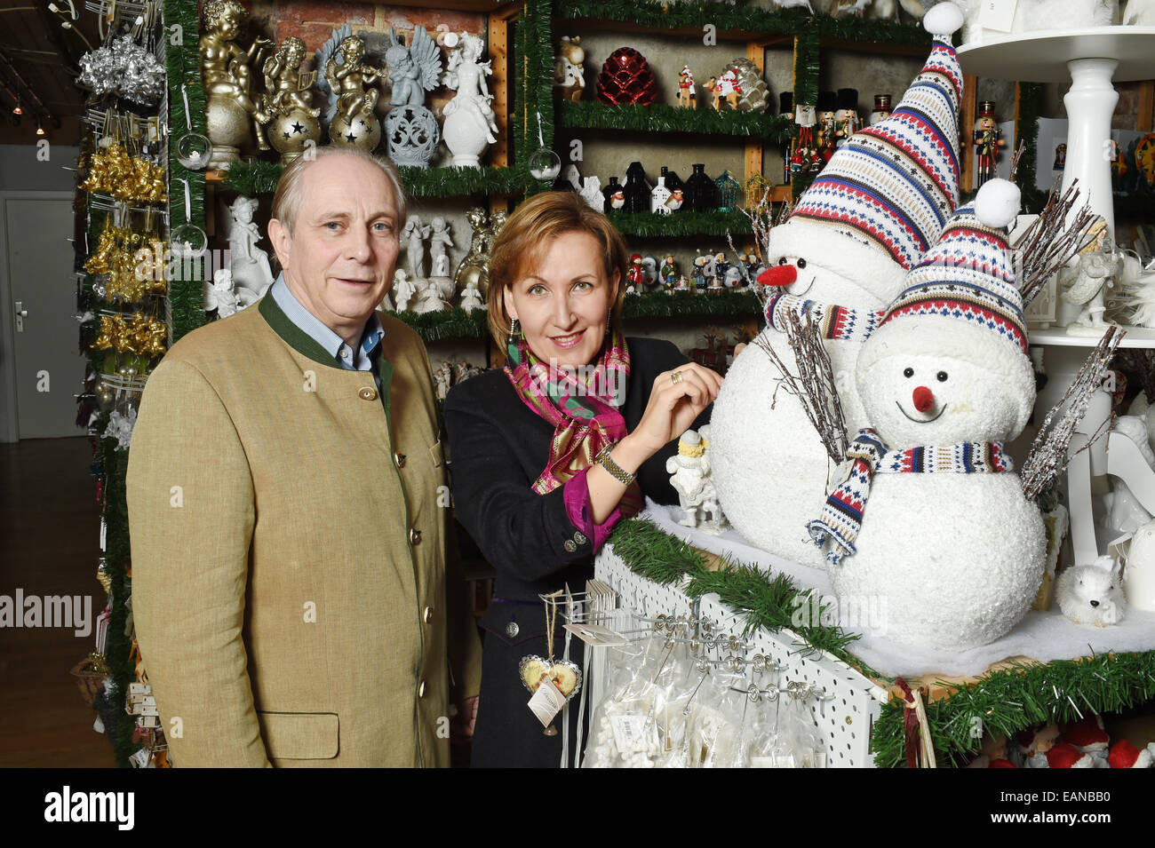 Doebbelin, Allemagne. 17 novembre, 2014. Exclusif - Alexandra et Irina von Bismarck dans la vente de 'chambre d'Weihnachtswelt de Bismarck, ' ouvert toute l'année dans le sous-sol du manoir dans Doebbelin, Allemagne, 17 novembre 2014. Plus de 10 000 articles de Noël sont en vente ici. Le manoir, où l'on trouve aussi un café avec des gâteaux, à la famille depuis 9 générations. Alexander von Bismarck, petit-neveu du chancelier Otto von Bismarck, le manoir rénové en 1999. Photo : Jens Kalaene/dpa/Alamy Live News Banque D'Images