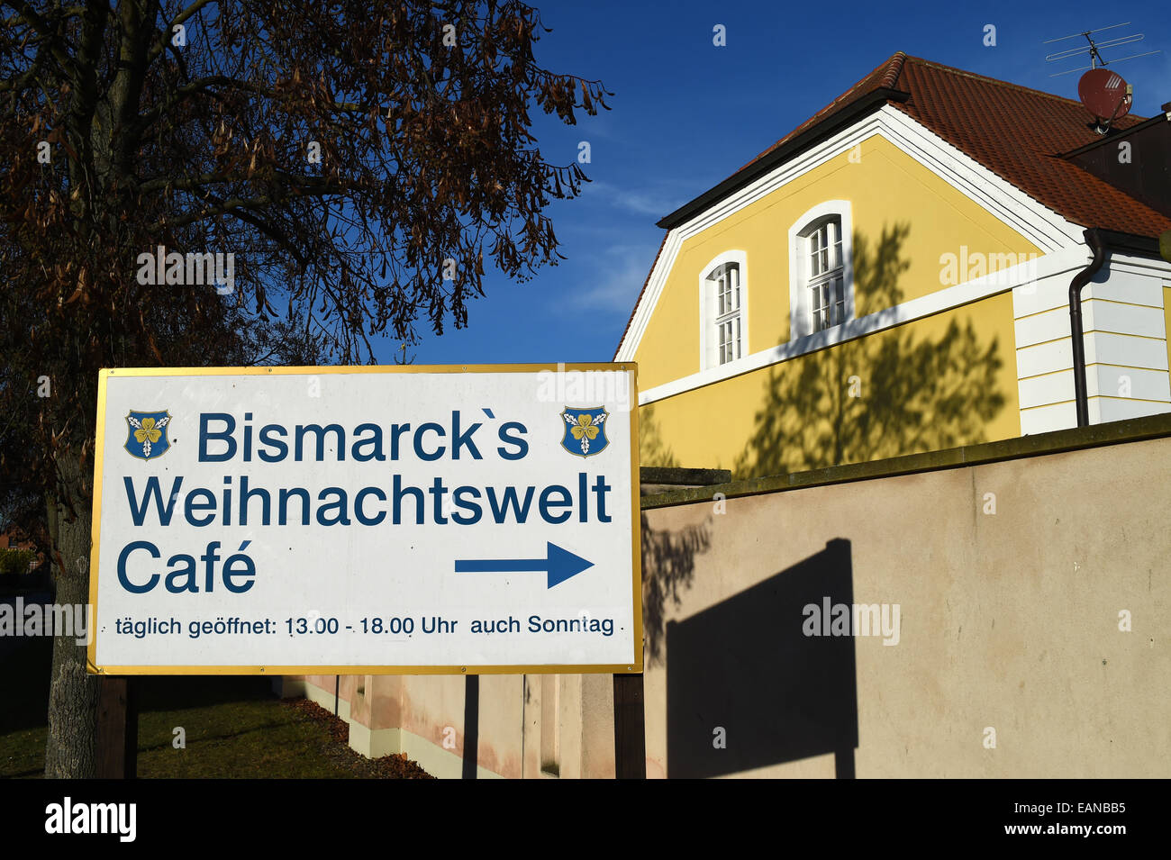 Doebbelin, Allemagne. 17 novembre, 2014. Exclusif - une vue sur le manoir en Doebbelin, Allemagne, 17 novembre 2014. Dans le sous-sol, plus de 10 000 articles de Noël sont en vente dans 'Weihnachtswelt de Bismarck, ' ouvert toute l'année. Le manoir, où l'on trouve aussi un café avec des gâteaux, à la famille depuis 9 générations. Alexander von Bismarck, petit-neveu du chancelier Otto von Bismarck, le manoir rénové en 1999. Photo : Jens Kalaene/dpa/Alamy Live News Banque D'Images