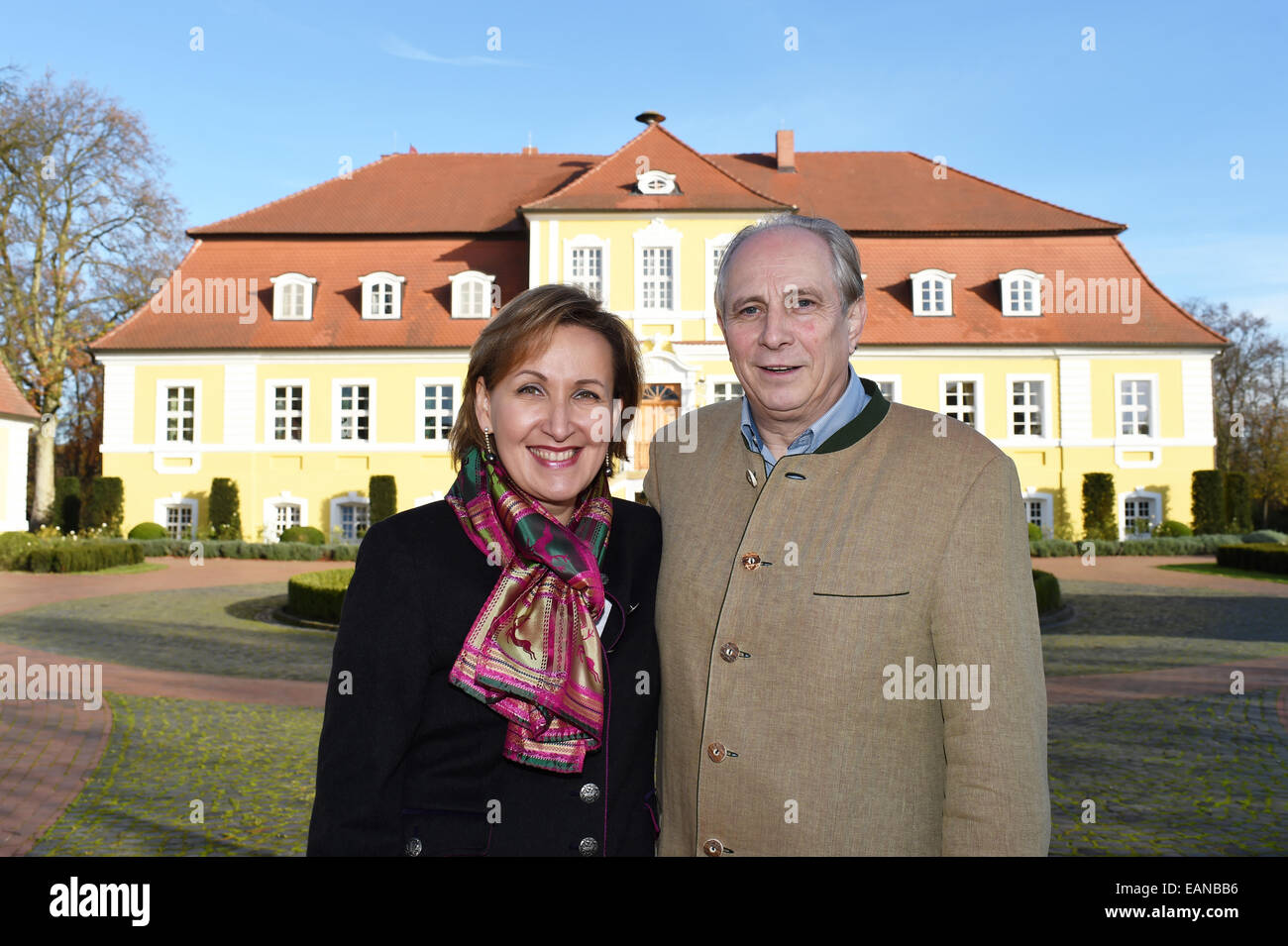 Doebbelin, Allemagne. 17 novembre, 2014. Exclusif - Alexandra et Irina von Bismarck devant le manoir en Doebbelin, Allemagne, 17 novembre 2014. Dans le sous-sol, plus de 10 000 articles de Noël sont en vente dans 'Weihnachtswelt de Bismarck, ' ouvert toute l'année. Le manoir, où l'on trouve aussi un café avec des gâteaux, à la famille depuis 9 générations. Alexander von Bismarck, petit-neveu du chancelier Otto von Bismarck, le manoir rénové en 1999. Photo : Jens Kalaene/dpa/Alamy Live News Banque D'Images