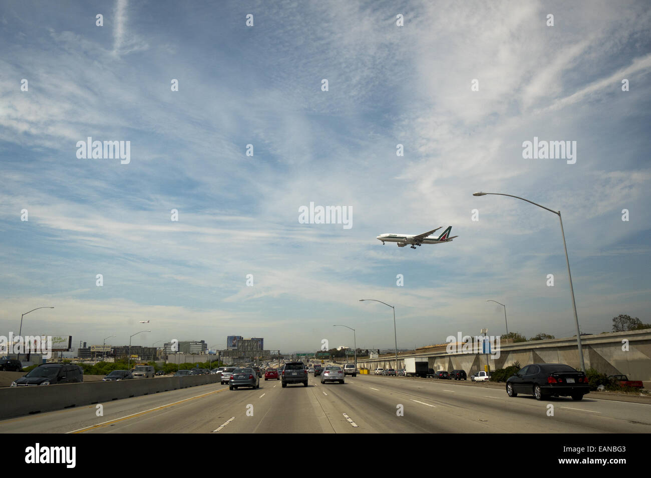 Le trafic de Los Angeles en Californie avec un jet de l'atterrissage à l'aéroport de LAX par route. Banque D'Images