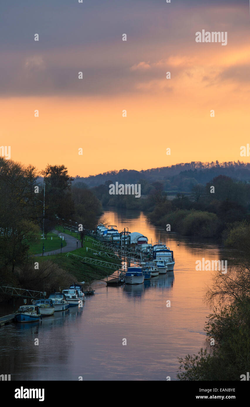Automne coucher de soleil sur la rivière Severn à au sud de pont Carrington, Worcester, Worcestershire, Angleterre, RU Banque D'Images