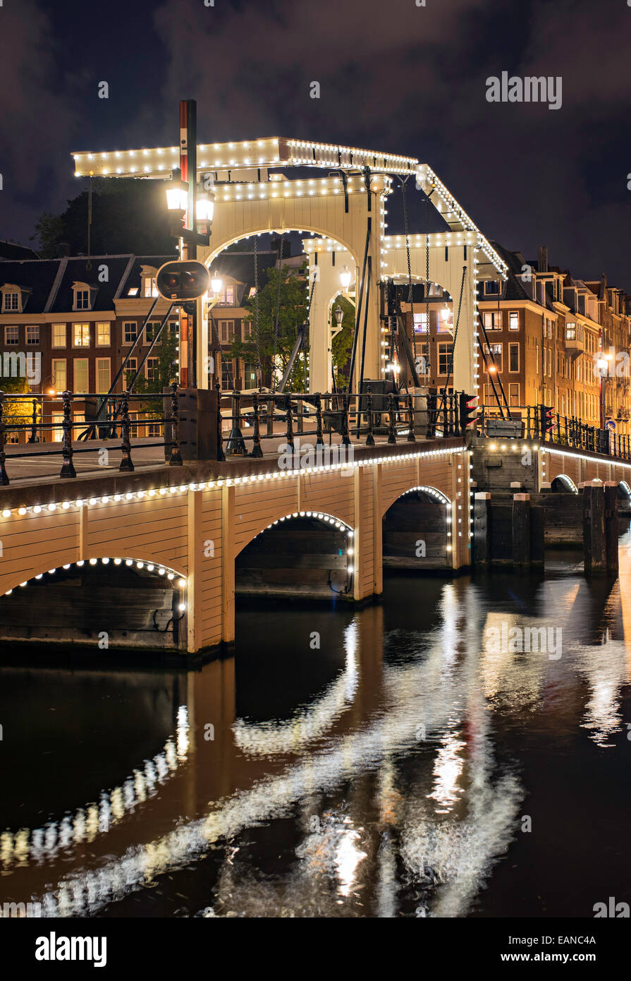 Amsterdam's Skinny Bridge ou Magere Brug, illuminée la nuit Banque D'Images