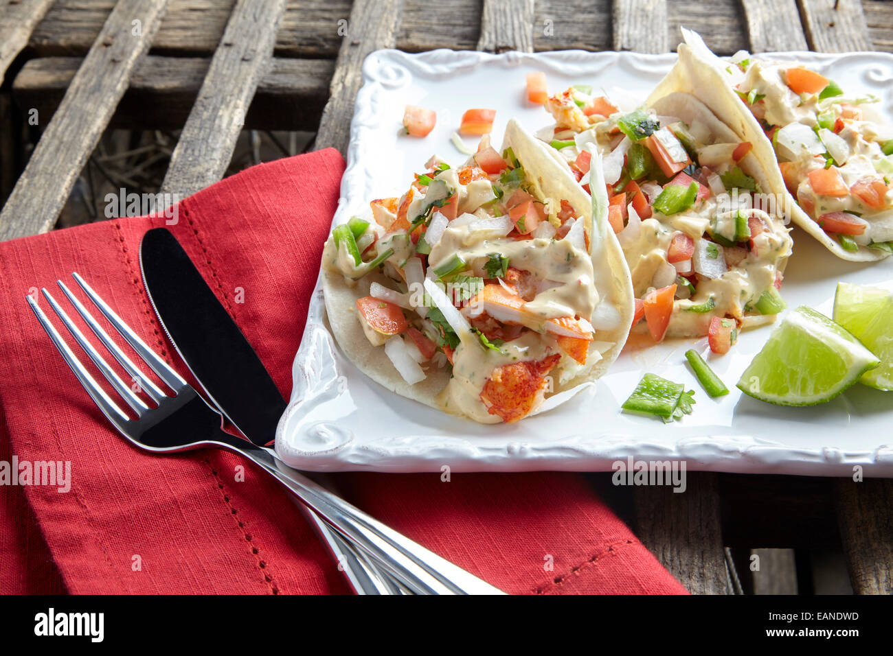 Tacos au homard sur une plaque blanche avec une serviette rouge Banque D'Images