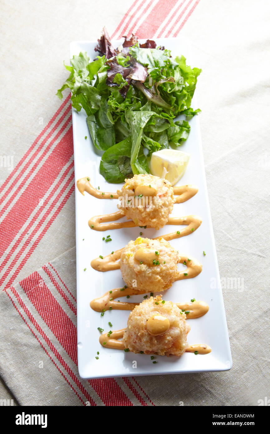 Beignets de crevettes et homards avec salade verte sur une plaque blanche Banque D'Images